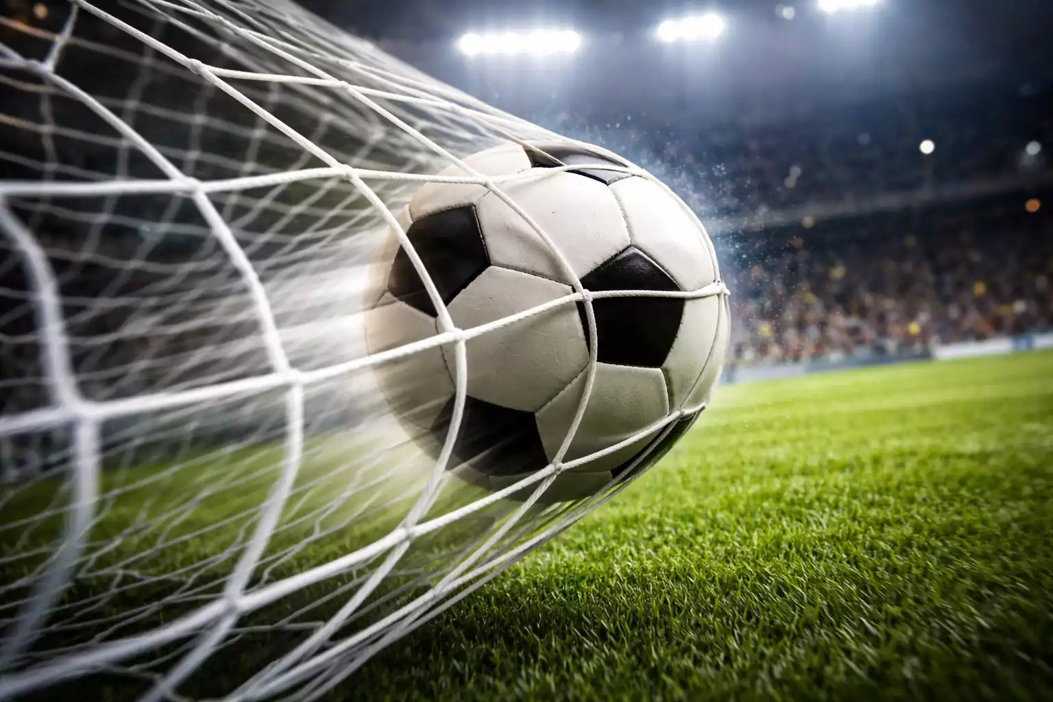 Balón de fútbol entrando en la portería