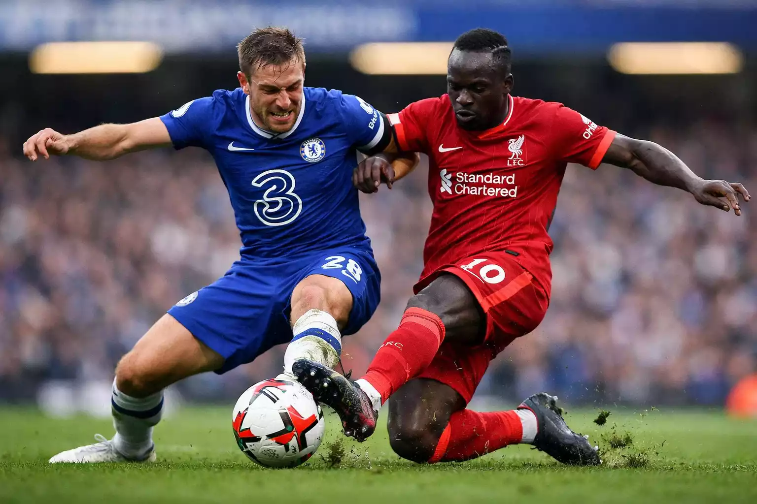 Jugadores de fútbol disputando el balón en partido